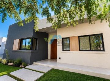 Casa · 143m² · 4 Ambientes · 2 Cocheras · Venta de Casa en Una Planta con Pileta en San Ramiro Pilar del Este