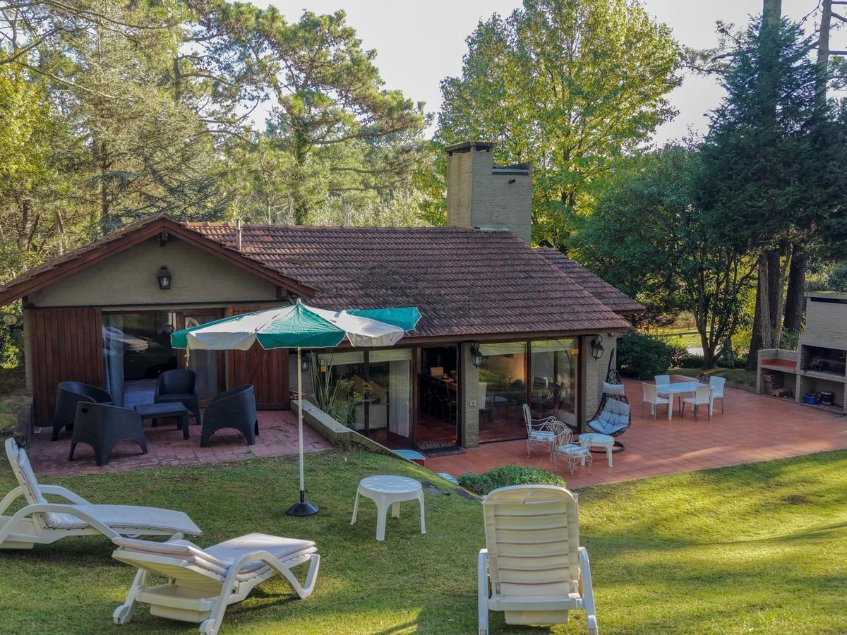 Casa en Venta en Esquina de Espinillo y Tucán, Carilo