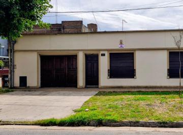 Casa · 200m² · 4 Ambientes · 2 Cocheras · Casa en Venta con Pileta