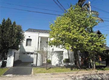 Casa · 326m² · 5 Ambientes · 2 Cocheras · Venta en Castelar Increible Casa con Pileta