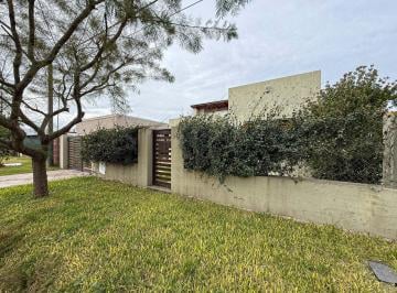 Casa · 86m² · 4 Ambientes · 1 Cochera · Venta - Casa de 3 Dorm. en Barrio Las Tardes, Roldan.