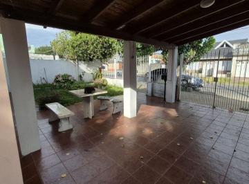 Casa · 142m² · 3 Ambientes · 1 Cochera · Alquiler Casa 3 Amb Coc Quincho Terraza. Lanus E