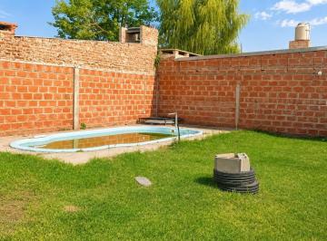 Casa · 63m² · 2 Ambientes · 1 Cochera · Alquiler Casa 1 Dormitorio con Patio y Pileta