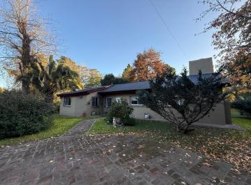 Quinta vacacional · 140m² · 4 Ambientes · 1 Cochera · Casa Quinta con Amplio Parque Arbolado en General Rodríguez
