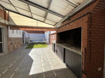 Casa · 200m² · 5 Ambientes · 1 Cochera · Venta/permuta - Casa Al Frente 3 Dorm., Cochera, Quincho y Piscina en Barrio Las Delicias Rosario