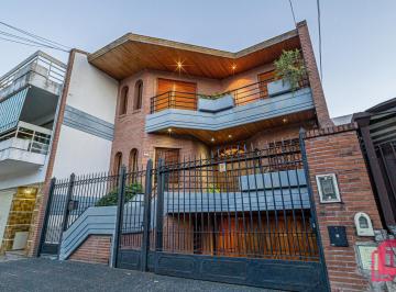Casa · 410m² · 6 Ambientes · 7 Cocheras · Casa 6 Ambientes con Suite, Jardin, Parrilla y Garage Multiples Autos en Villa Real