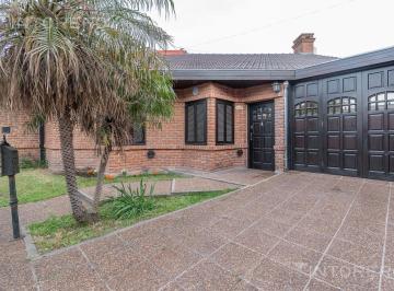 Casa · 117m² · 5 Ambientes · 3 Cocheras · Venta Casa 5 Ambientes con Cochera, Jardín y Pileta en Villa Madero