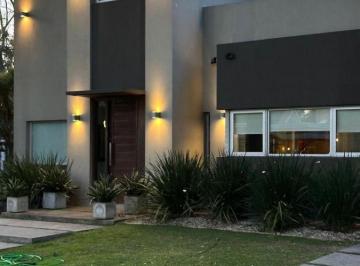 Casa · 190m² · 4 Ambientes · 1 Cochera · Casa en Alquiler Barrio San Facundo