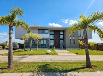 Casa · 350m² · 5 Ambientes · 2 Cocheras · Casa Moderna Casi a Estrenar en Lagos de Canning