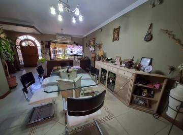 Casa · 231m² · 4 Ambientes · 3 Cocheras · Venta Precioso Chalet en Barrio Naon - Mataderos