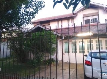 Casa · 221m² · 6 Ambientes · 2 Cocheras · Casa en Venta - 4 Dorm. 4 Baños - Cocheras - 900 m² - Monte Grande