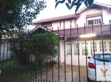 Casa · 221m² · 6 Ambientes · 2 Cocheras · Casa en Venta - 4 Dorm. 4 Baños - Cocheras - 900 m² - Monte Grande