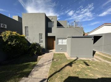 Casa · 170m² · 6 Ambientes · 2 Cocheras · Casa en Alquiler 3 Dorm. en Villa Allende Golf.