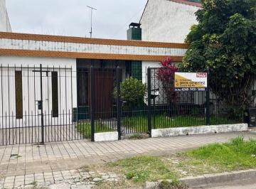 Casa con jardin, garage cubierto y pasante, Amplio living comedor , cocina comed · Casa Americana de 3/4 Amb. con Foncdo y Gbe Pasante