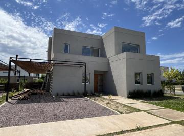 Casa · 180m² · 5 Ambientes · 2 Cocheras · Casa en Nordelta - Carpinchos