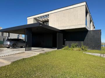Casa · 340m² · 9 Ambientes · 2 Cocheras · Espectacular Casa Al Lago con Cuatro Dorm. en Suite en La Planta Alta