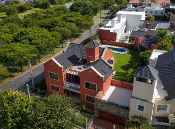 Casa · 320m² · 6 Ambientes · 2 Cocheras · Venta Casa 4 Dorm. Pileta Quincho Urca Frente Guardia Ciudaddana