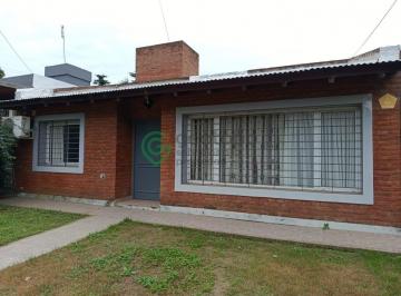 Casa · 209m² · 5 Ambientes · 1 Cochera · Villa Allende Golf - Alquiler Tres Dorm.