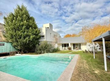 Casa de 5 ambientes, Tandil · Excelente Casa de Categoría 280 m² Tres Dormit Pileta Quincho en Venta
