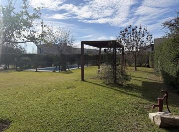 Casa · 180m² · 5 Ambientes · 6 Cocheras · Excelente Casa en Venta en Gran Lote en Esquina