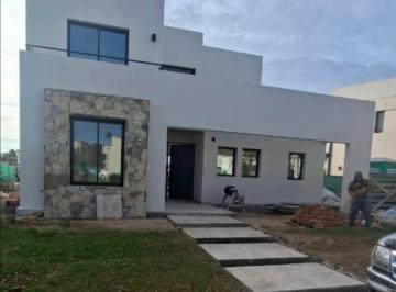 Casa · 154m² · 5 Ambientes · 2 Cocheras · Casa de 5 Ambientes con Pileta en San Pablo, Pilar
