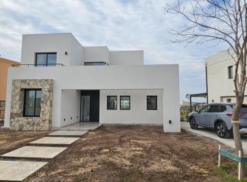 Casa · 154m² · 5 Ambientes · 2 Cocheras · Casa de 5 Ambientes con Pileta en San Pablo, Pilar