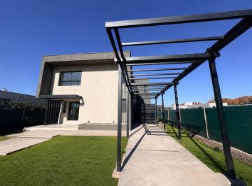 Casa · 184m² · 6 Ambientes · Casa de Categoría en Venta - B° Pueblo Malbec