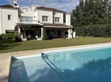 Casa · 355m² · 8 Ambientes · 6 Cocheras · Casa en Laguna del Sol