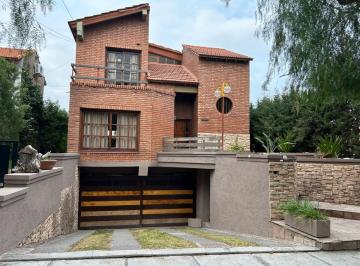 Casa de 6 ambientes, Ciudad de Mendoza · Casa B° Dalvian, 4 Dorm, 3 Baños, 2 Cocheras, Jardín, Calef Central, Apta Crédito