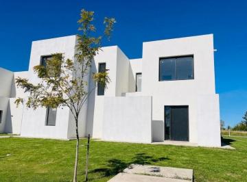 Casa · 180m² · 4 Ambientes · 2 Cocheras · Casa en Santa Ana