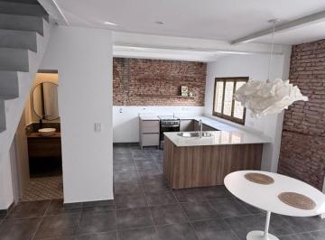 PH · 82m² · 3 Ambientes · Casa de Pasillo Reciclada