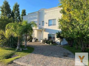 Casa · 270m² · 5 Ambientes · Casa Venta 3 Dorm. 3 Baños - Barrio Santo Domingo, Presidente Peron