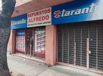 Local comercial · 35m² · Local de 35 m² a La Calle. (A 1 C/ Av Warnes, y 1 C/ Av Dr. Honorio Pueyrredón y en Zona de Loc