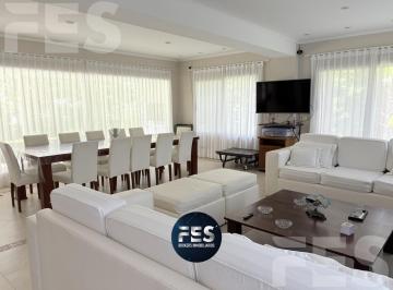Casa · 224m² · 5 Ambientes · 1 Cochera · Casa en Venta - 5 Ambientes - con Pileta - en Carilo Apto Credito Excelente Oportunidad