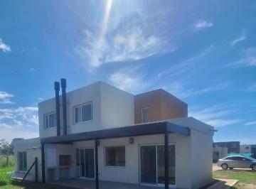 Casa · 4 Ambientes · 1 Cochera · Casa en Barrio Casas de Santa Ana