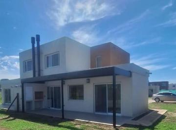 Casa · 100m² · 4 Ambientes · 1 Cochera · Casa en Barrio Casas de Santa Ana