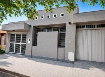 Casa · 160m² · 4 Dormitorios · 2 Cocheras · Venta Casa San Martín Centro 4 Dorm. 2 Baños Cocheras Amplio Comedor