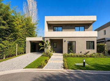 Casa · 265m² · 5 Ambientes · 3 Cocheras · Venta de Casa 5 Ambientes en El Barrio Cerrado "Los Olivos"