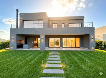 Casa · 327m² · 5 Ambientes · 2 Cocheras · Casa en Alquiler Barrio Los Jazmines, Pilar