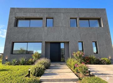 Casa · 327m² · 5 Ambientes · 2 Cocheras · Casa en Alquiler Barrio Los Jazmines, Pilar