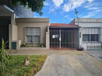Casa · 55m² · 3 Ambientes · 1 Cochera · Hermoso PH en Castelar