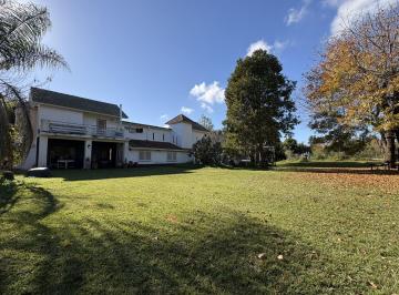 Casa · 242m² · 7 Ambientes · 2 Cocheras · Increible Casa en Venta en Los Pinos. 5 Dorm.. Piscina. Gran Parque. Apta Crédito Hipotecario.