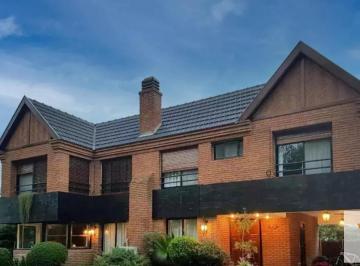 Casa · 306m² · 7 Ambientes · 1 Cochera · Casa en Venta - 5 Dorm. 5 Baños - Cochera - 420 m² - Esteban Echeverría