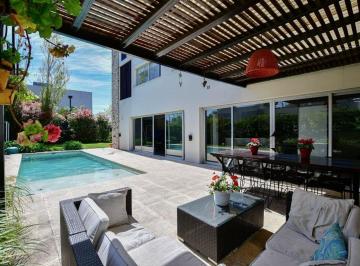 Casa · 262m² · 7 Ambientes · 2 Cocheras · Casa en Venta en Barrio Don Carlos – 4 Dorm.