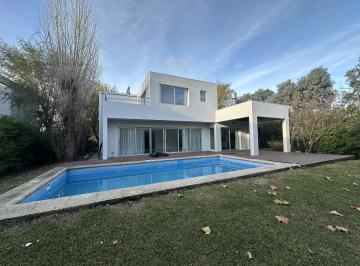 Casa · 270m² · 5 Ambientes · 1 Cochera · Casa en Alquiler en Rumencó