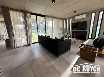 Casa · 190m² · 4 Ambientes · 4 Cocheras · Casa 4 Ambientes, Moderna y Amueblada en Area 60