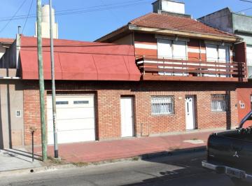 Casa · 140m² · 9 Ambientes · 1 Cochera · Casa en Venta - 4 Dorm. 3 Baños 1 Cochera - 226 m² - Villa Ballester