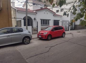 Casa · 220m² · 5 Ambientes · 2 Cocheras · Casa en Venta - 3 Dorm. 3 Baños - 600 m² - Ramos Mejía