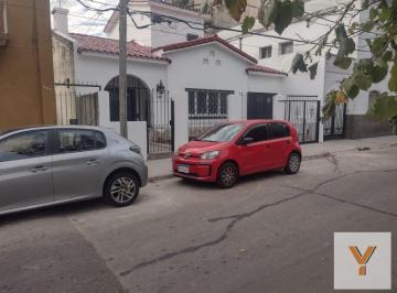 Casa · 220m² · 5 Ambientes · 2 Cocheras · Casa en Venta - 3 Dorm. 3 Baños - 600 m² - Ramos Mejía