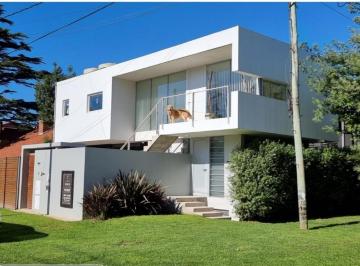 Casa de 4 ambientes, Mar del Plata · En Venta Casa Chalet 3 Ambientes Moderno en Barrio Los Pinares Zona San Jerónimo